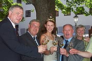 Minister Miller und die fränkische Weinkönigin stoßen an (Foto: Marikak-Laila Maisel)