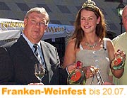 Minister Miller mit Weinkönigin zu Gast beim Franken Weinfest im Alten Hof (Foto: Marikka-Laila Maisel)