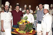 v.l.n.r. Wladimir Klitschko, Wilhelm Ehrenfelder (Küchenchef ArabellaSheraton Grand Hotel München), Vitali Klitschko & die Küchenmannschaft des ArabellaSheraton Grand Hotel München (Fto: Arabella Sheraton Grand Hotel)
