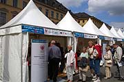 Informationsstände auf dem Odeonsplatz(Foto: Martin Schmitz