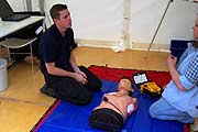 Defibrilator Vorführung (Foto: Martin Schmitz)