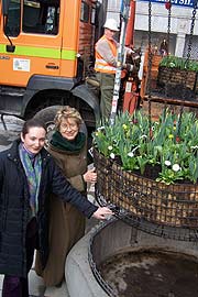 Baureferentin Rosemarie Hingerl und Bürgermeisterin Dr. Getraud Burkert legen Hand an bei den ersten Pflanzungen 2005 (Foto. Martin Schmitz)
