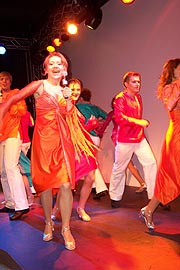 AIDA Show Ensemble mit mehreren Live-Auftritten auf der Bühne (Foto: Martin Schmitz)