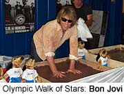 Bon Jovi in München - er hinterliess seine handabrücke für den Munich Olympic Walk of Stars