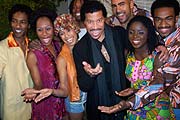 Lionel Richie und die Mitglieder der derzeit laufenden Show "A tribute to the soul legends" (Foto: Martin Schmitz)