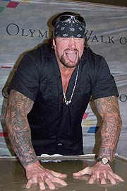 Der Undertaker  wurde am 05.06.2004 in den Munich Olympic Walk of Stars aufgenommen (Foto: Martin Schmitz)