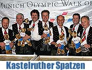 9 mal haben sie die Olympiahalle gefüllt: die Handabdrücke der Kastelruther Spatzen wurden am Samstag in den Munich Olympic Walk of Stars aufgenommen (Foto: Martin Schmitz)