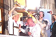 https://www.ganz-muenchen.de/Media/bilder%
20freizeit/aktionen/2008/05/fc_bayern/ms/080517schweini_duscht.jpg