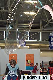 Seifenblasenmachen (Foto: Martin Schmitz)