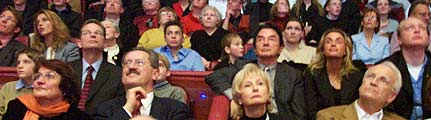 Münchens OB ChristianUde und Bayerns Ministerpräsident EdmundStoiber verfolgen die Premiere (Foto: Martin Schmitz)