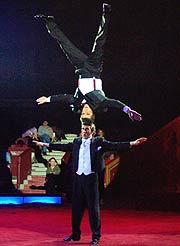 Nonsense-Akrobatik mit LOS TANIS (Foto: Martin Schmitz)