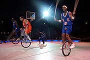 King Charles Gruppe: Basketball auf meterhohen Einrädern
 (Foto: Martin Schmitz)