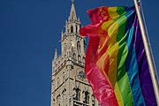 CSD Regenbogenfarben vor dem Rathaus (Bild: Martin Schmitz)