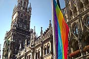 CSD Regenbogenfarben vor dem Rathaus (Bild: Martin Schmitz)