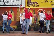 Tanz vor dem Vollarhaus am Sonntag (Bild: Martin Schmitz)