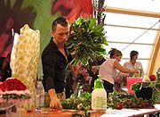 Konzentriertes Arbeiten an allen Plätzen, hier beim Binden des Straußes zur Geburt (Foto: Deutsche Bundesgartenschaugesellschaft (DBG))