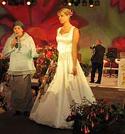 Der Höhepunkt des Abends: Anna Lindner präsentiert den gefertigten Brautschmuck  (Foto: Deutsche Bundesgartenschaugesellschaft (DBG)) 