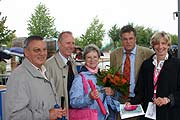 Die 2. Mio. Besucherin wurde begrüsst: Helmut Stöckl, Dritten Bürgermeister Hep Monatzeder, Brunhilde Stöckl, Hanspeter Faas und Andrea Gebhard (beide Geschäftsführung BUGA 05) (Foto: Buga 2005)