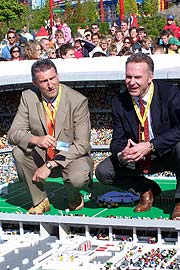 Wolfgang Hauner (1860 München) und Karl-Heinz Rummenigge (FC Bayern) eröffneten am 12. Mai die Allianz Arena im Legoland (Foto: Martin Schmitz)