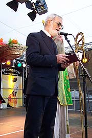 Father Bill Buckley blessing the shamrocks (Foto: Martin Schmitz)