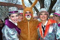 Hase mit Narrhalla Gardistinnen (Foto: Martin Schmitz)