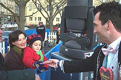 Prinz Börni I. verteilt kostenlose Herzen der Münchneer Zuckersucht an die Kinder (Foto: Martin Schitz)