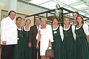 Hofbräuhaus im Airport - Roland Kuffler mit seiner Mannschaft (Foto: Martin Schmitz)