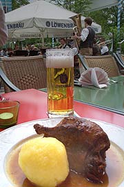 "500. Jubiläums Jahr Angebot" "Viertelte Bayerische  Ente aus dem Ofen"  (Foto: Martin Schmitz)