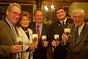 Augustiner Chef Dr. Gerhard Ohneis Ohneis, Münchens Fremdenverkehrschefin Dr. Gabriele Weishäupl, Münchens Oberbürgermeister Christian Ude, Promi (Bratwurstglöckl am Dom und jetzt auch Augustiner am Dom) Wirt Michael Beck und Augustiner Gesellschafter und Wirtshausplaner Ferdinand Schmid (Foto: Martin Schmitz)