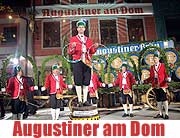 "Doppelwirt" Michi Beck feierte am 05.11. die Eröffnung des neuen Augustiner am Dom direkt neben seinem Nürnberger Bratwurstglöckl. Zum Autakt kamen die Schäffler, Augustinermönche und Münchens Ob Christian Ude (Foto: Martin Schmitz)