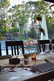 Blick aus dem Lokal auf Biergarten und Freibad-Sprungturm (Foto: martin Schmitz)