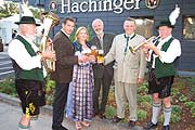 Wirt Hussmanns, der 1. Bürgermeister Erwin Kopek und Brauereivorstand Knoll stoßen an auf das neue "Hachinger" (Foto: Martin schmitz)