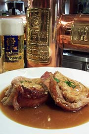 Schweinsbraten mit Augustiner Bier vom Fass (Foto: Martin Schmitz)