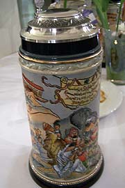Zum Jubiläum ein Krug mit  Motiven von Heinrich Schlitt (Foto: Martin Schmitz)