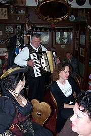 anschliessend gab es Weißwurst und Münchner Volkslieder im Türmstüberl (Foto: Martin Schmitz)