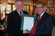Raus aus der Insolvenz:  Insolvenzverwalter Eckardt Müller-Heydenreich (re.) überreicht Wienerwald die Urkunde (Foto: Martin Schmitz)