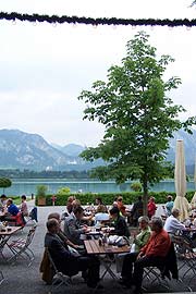 Biergarten vor dem Festspielhaus (Foto: Martin Schmitz)