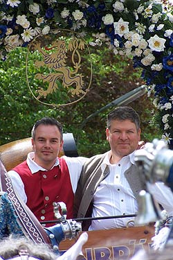 Die Wirte Christian Schretzlmeier (li.) und Rudolf Schall (re.) auf dem Kutschbock (Foto: Martin Schmitz)