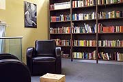 Bücher und Loungesofa auf der Empore (©Bild: Martin Schmitz)