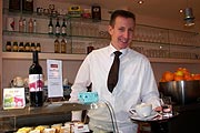 Michael Zillner begrüßt Sie in seinem Kaffedscherl am Viktualienmarkt (Foto: MartiN Schmitz)