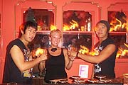 Dung, Catherine, Huy von der Young Crew an der Bar (Bild: Marikka-Laila Maisel)
