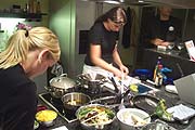 Die Siegerinnen beim kochen (Foto: Martin Schmitz)