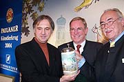 Karl-Heinz Brecheis, Prof. Wolfgang Salewski und Dieter Hanitzsch mit demPaulaner Lünstlerkrug 2004 (Foto: Martin Schmitz)