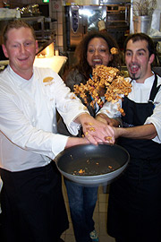 Mario Conti, Chefkoch des Gourmetrestaurants Mark's, Moderatori Andrea Kempter und Starkoch Volker Drkosch in der Küche (Foto: Martin Schmitz
