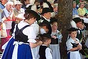 in Tracht am Wegesrand