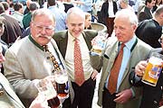Wiggerl Hagn nach dem Antich genieß sein Bier (Foto: Martin Schmitz)