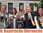 Freibier für alle zum Start der 6. Bayerische Bierwoche am 23. April 2004 (Foto: Martin Schmitz)