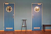 Blaue Wände - Bullaugen in den Türen (Bild: Marikka-Laila Maisel)