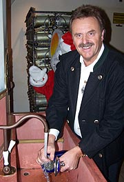 Europa-Park Chef Roland Mack muss dann auch selber sp&uuml;len (Foto: Martin Schmitz)