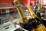 Champagnerkühler auf der Bar (Foto: Martin Schmitz)